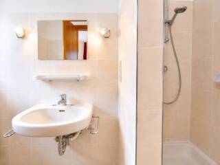 10. Catered chalet Alber Sankt Anton Badkamer 4