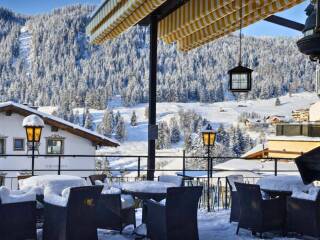 10. Groepsaccommodatie Tirolerhof Serfaus Terras met uitzicht
