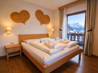 11. Catered chalet Neidia Selva Wolkenstein Kamer met balkon en uitzicht