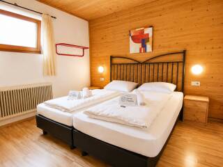 13. Catered chalet Alber Sankt Anton Slaapkamer met houten tinten