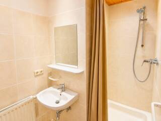 14. Catered chalet Alber Ski Arlberg Badkamer