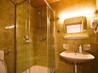 15. Catered chalet Neidia Selva Wolkenstein Badkamer