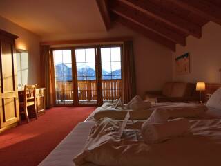 17 v2. Catered chalet Kelle Fiss Serfaus Kamer met balkon