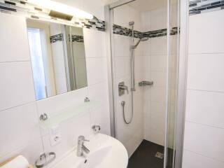 17. Catered chalet Alber Sankt Anton Badkamer twee personen