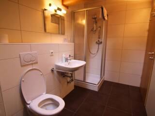 18. Catered chalet Gabl Sankt Anton Ruime badkamer