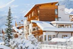 01. Catered chalet Tirolerhof Apart Serfaus Aanzicht met sneeuw