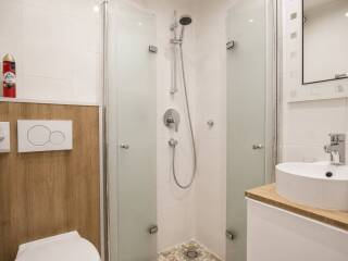 13. Catered chalet Alpensport Saalbach Hinterglemm Badkamer eenpersoons .jpg
